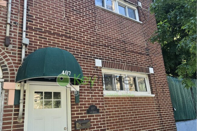 Building Photo - Rare Renovated 3BR/2BA Townhouse with Private Yard & NYC Views