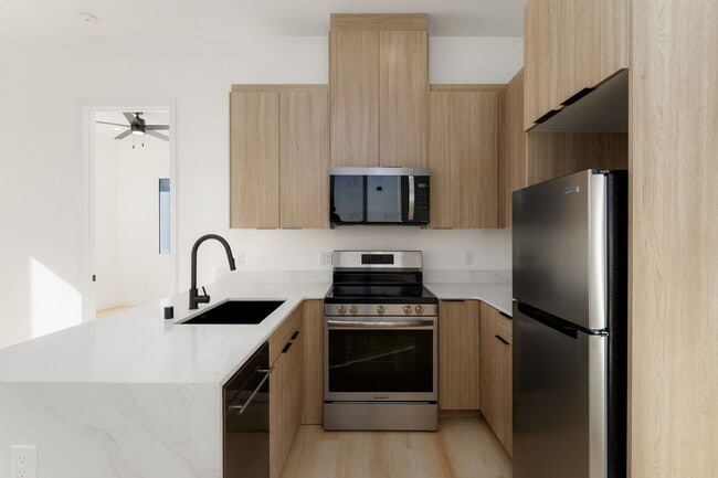 Building Photo - Top Floor, Laundry, Luxurious and Newly Built