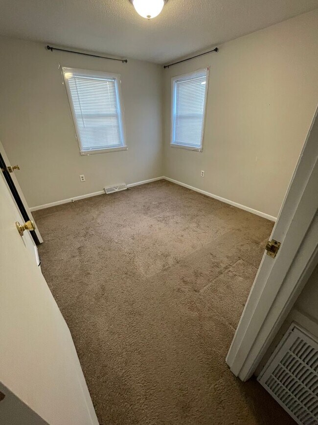 Building Photo - 3 bed/ 1 bath Single Family House