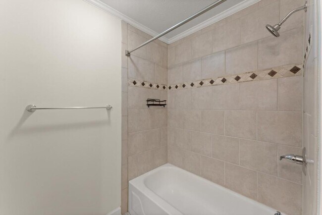 Building Photo - 25312 Plantation Dr NE