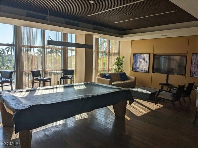 Building Photo - 3000 Oasis Grand Blvd