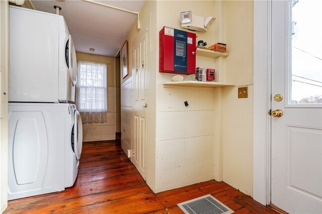 Building Photo - 19 King St