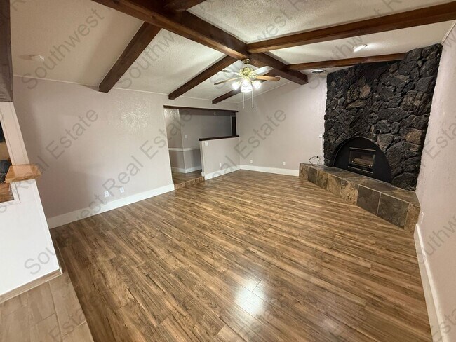 Building Photo - Beautiful 3 bedroom 2 bath brick home