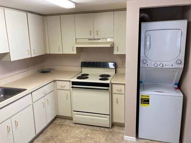 Building Photo - Downstairs 2/2 Country Club Village Condo Unit