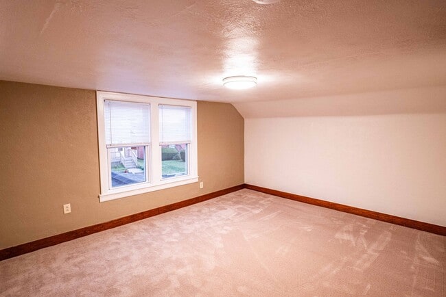 Building Photo - SCORE 50% OFF 1ST MONTH'S RENT IF SIGNED BY JAN 16! Gorgeous 3 bedroom home in Scott Township ava...