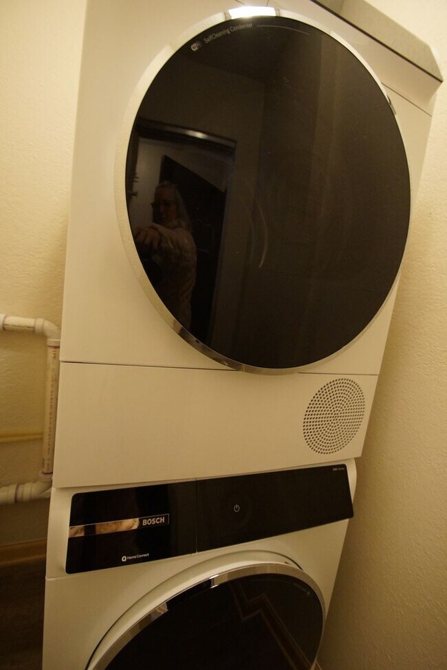 Building Photo - Modern First-Floor One Bedroom with In-Unit Laundry