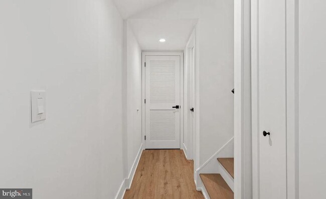 Building Photo - 1546 N Darien St