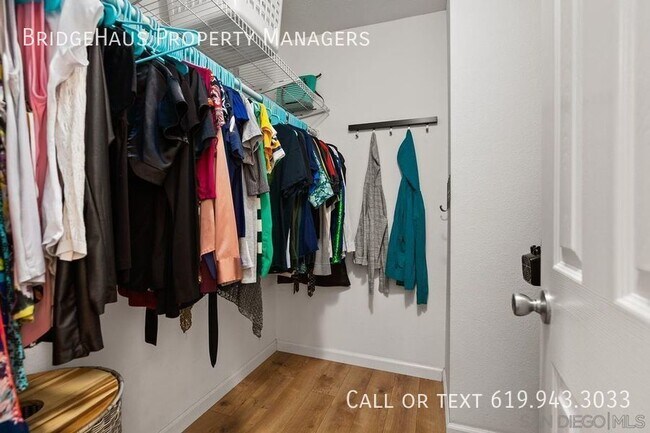 Building Photo - 5365 Aztec Dr