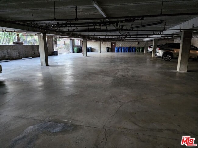 Building Photo - 601 S Van Ness Ave