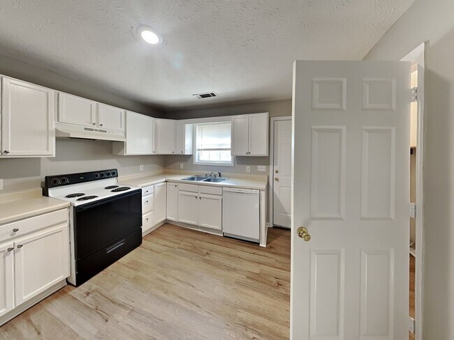 Building Photo - 546 Baron Dr