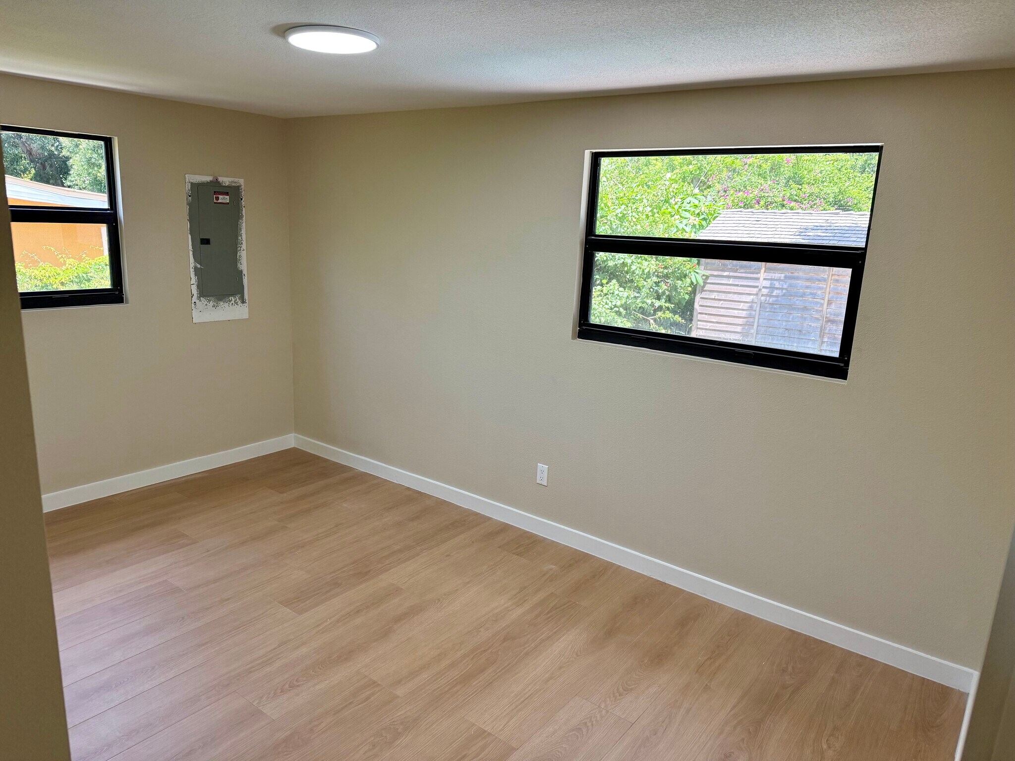 Building Photo - 985 Cedarwood Ave