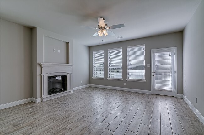 Building Photo - 327 Sweetspire Dr