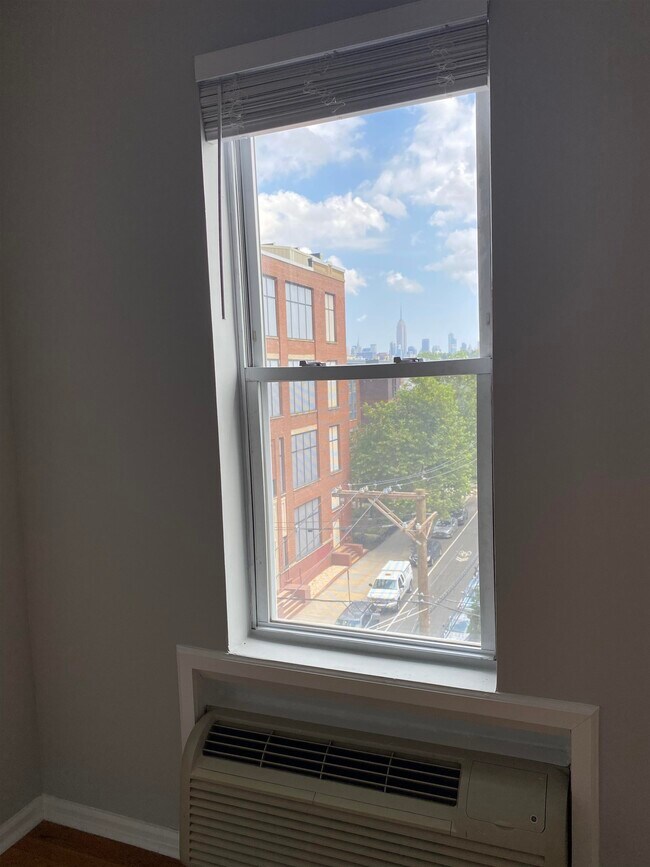 Building Photo - 734 Adams St