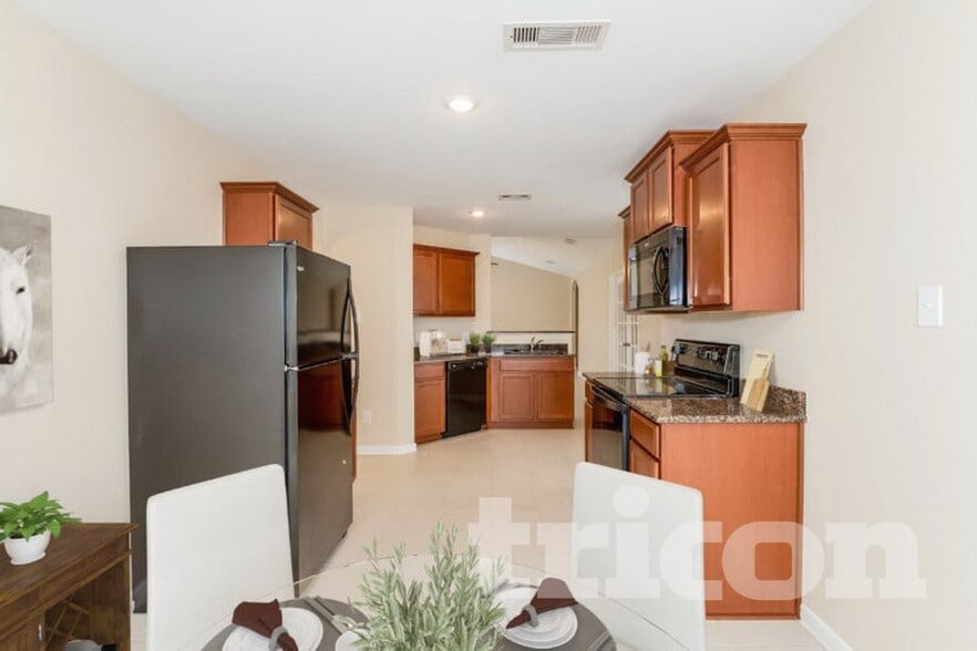 Building Photo - 333 Summer Horse Dr
