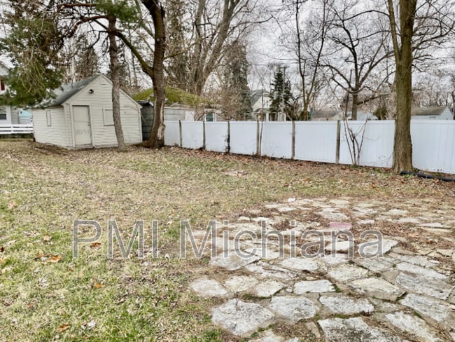 Building Photo - 1226 E Madison St