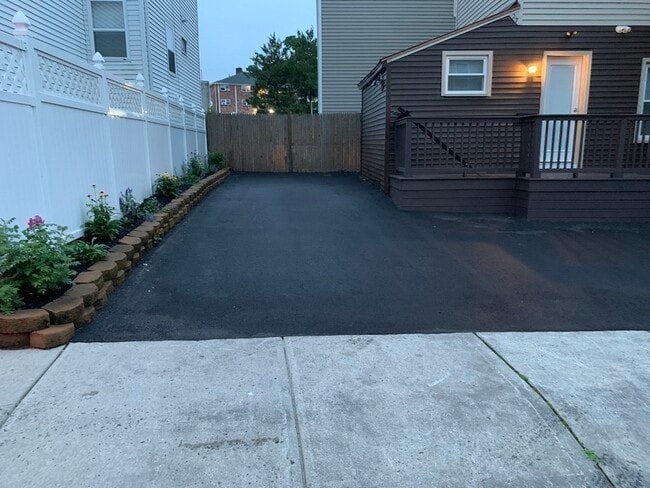 Building Photo - 27 Phillips St