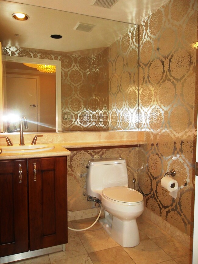 Building Photo - Luxurious condo with top of the line appli...