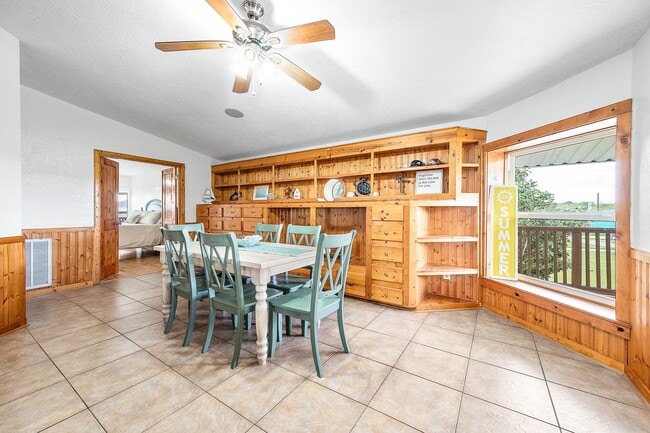 Building Photo - 302 Palm Dr