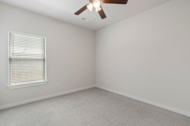 Building Photo - Like new 4BR Farmington home! LOADED with ...