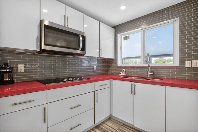 Building Photo - 268 SE 8th Ave