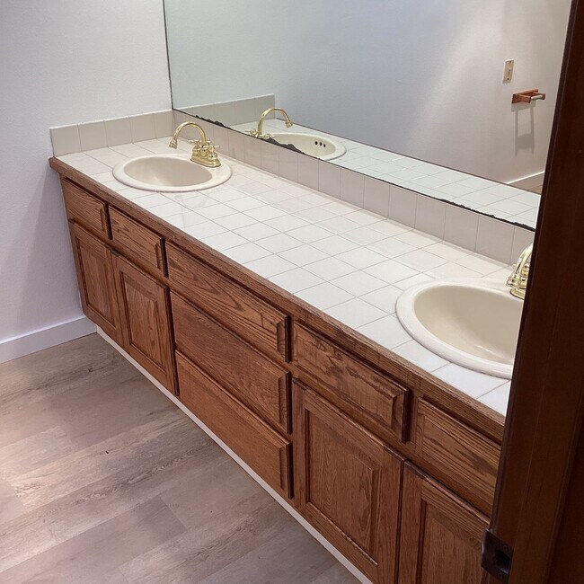 Building Photo - Ranch Style Rambler located in Stannwood