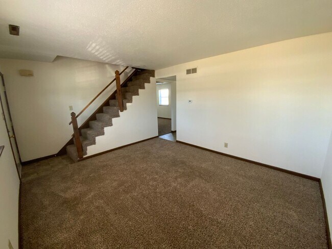 Building Photo - 560 NE Park Ln