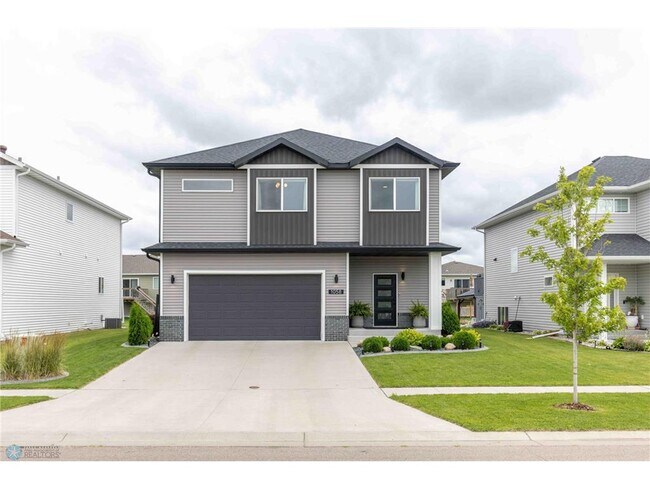 Building Photo - 1058 Ashley Dr W