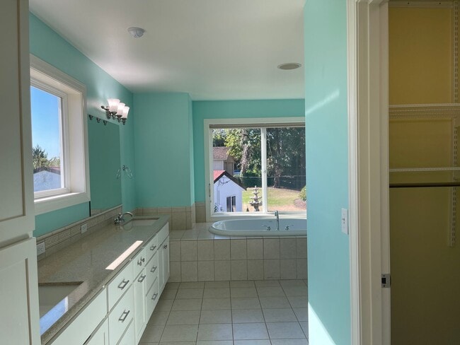 Building Photo - Spacious 4-Bedroom Home with Cascade & Val...
