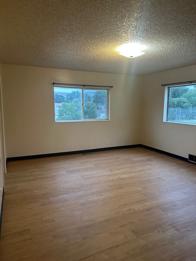 Building Photo - 541 Jensen-