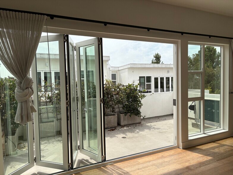 Building Photo - 857 1/2 Hyperion Ave