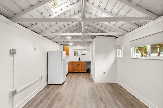 Building Photo - Cozy Studio in West Linn
