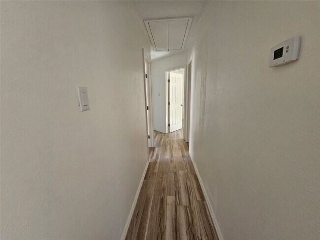 Building Photo - 105 E Wavy Oak Cir