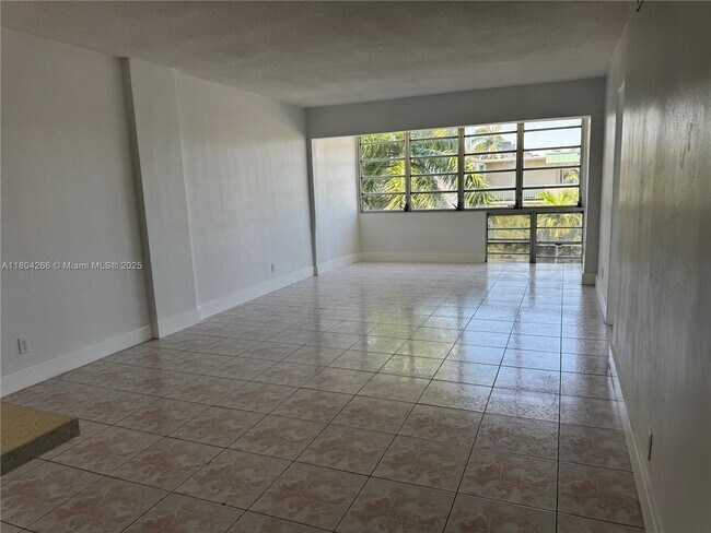 Building Photo - 1333 E Hallandale Beach Blvd