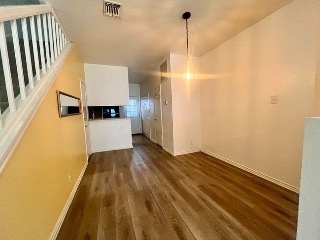 Building Photo - 2 Bedroom/2.5 Bath Townhome! Close to Majo...