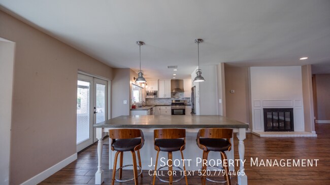 Building Photo - 9059 N Arroya Vista Dr