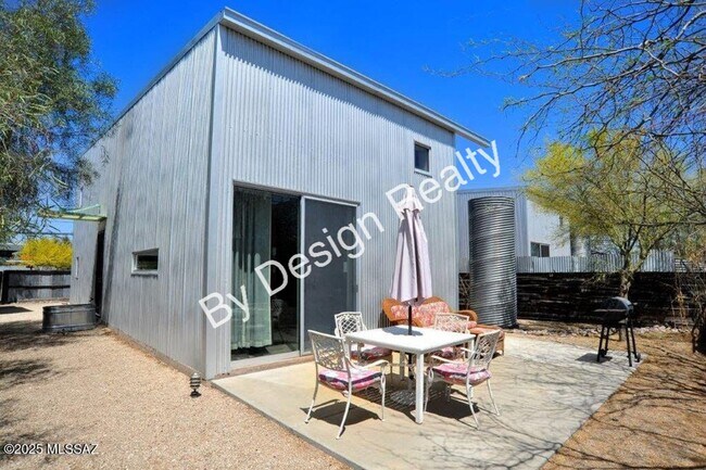 Building Photo - Modern Loft-Style Home in Barrio Metalico