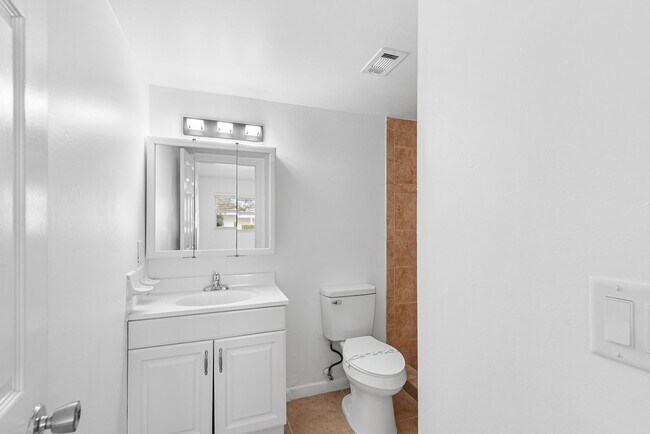 Building Photo - ST PETE APARTMENT FOR RENT!!