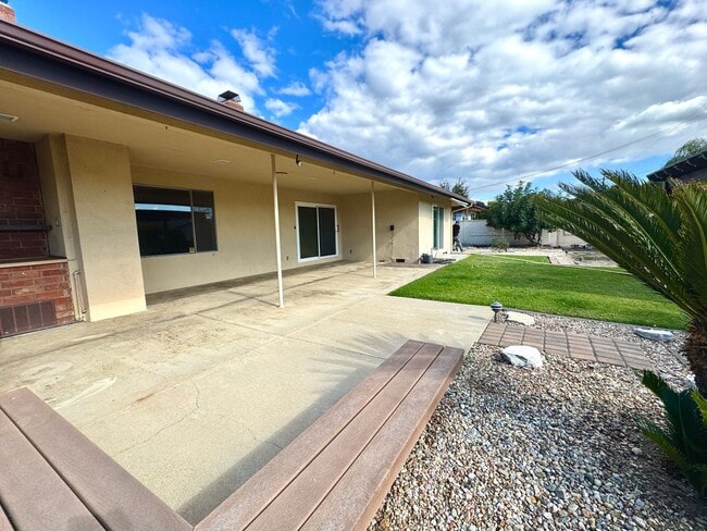 Building Photo - Light, Bright & Lovingly Maintained Claremont Home for Lease