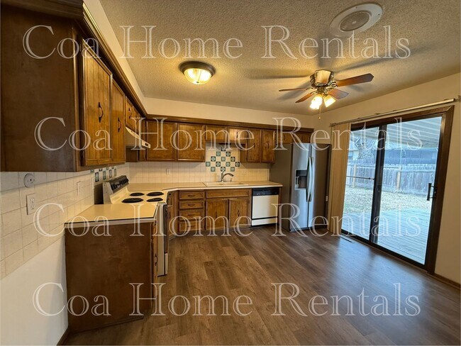 Building Photo - South East side Duplex