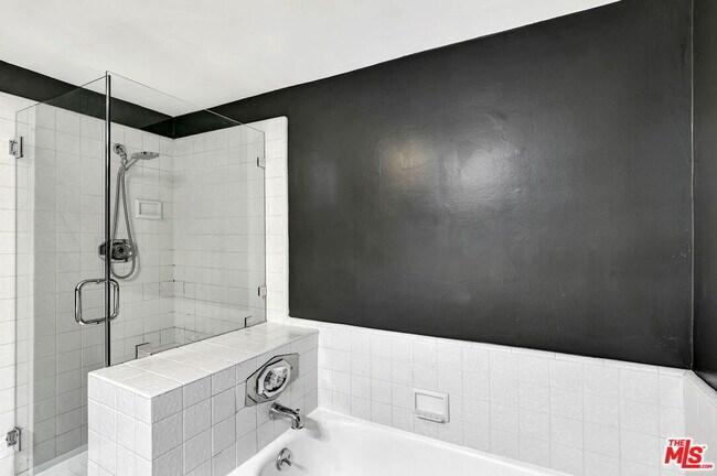 Building Photo - 1900 Vine St