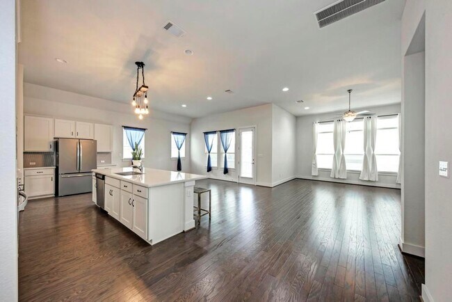 Building Photo - 1104 Almeria Bend