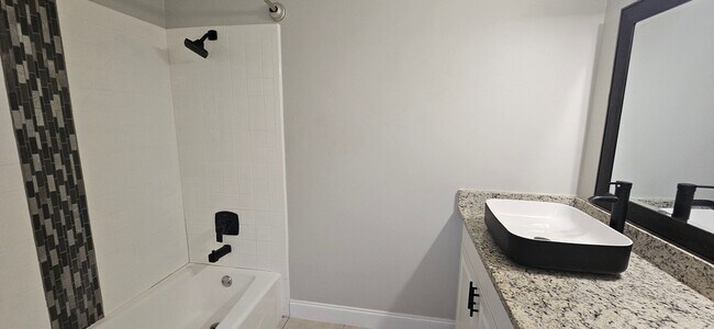Building Photo - Charming 3-Bedroom Home in Deland – Water ...