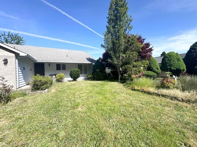 Building Photo - Wonderful centrally located Powell Butte 3...