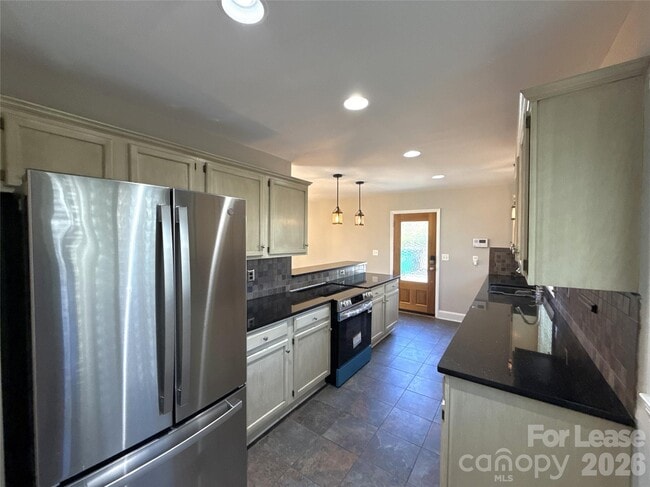 Building Photo - 2821 Sunset Dr