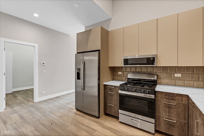 Building Photo - 2443 N Western Ave