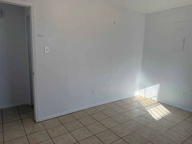 Building Photo - 2934 Chestnut Ave