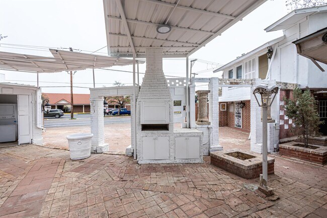 Building Photo - 1420 Corpus Christi St