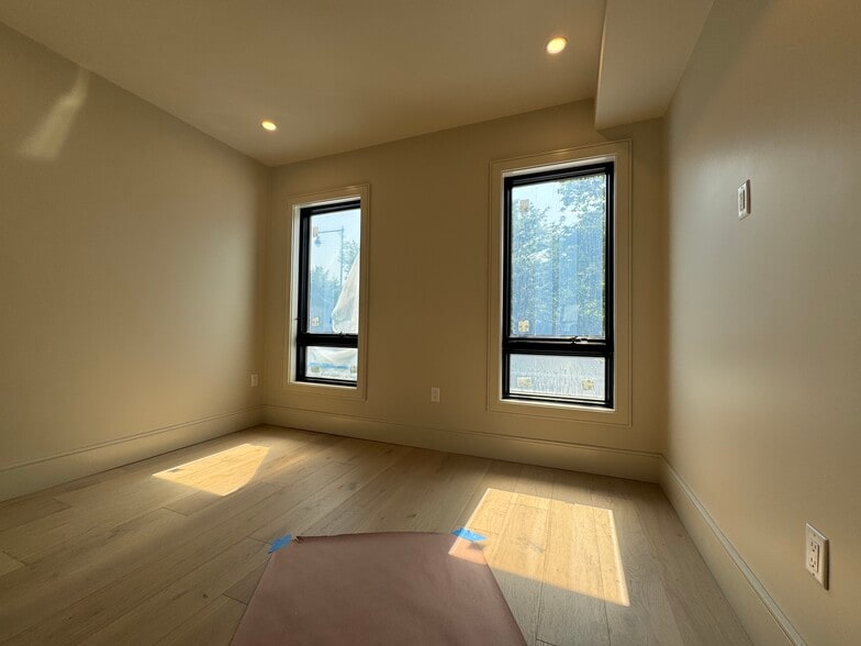 Building Photo - 300 Franklin St