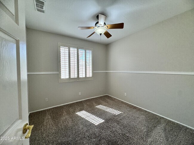Building Photo - 673 S Peppertree Dr