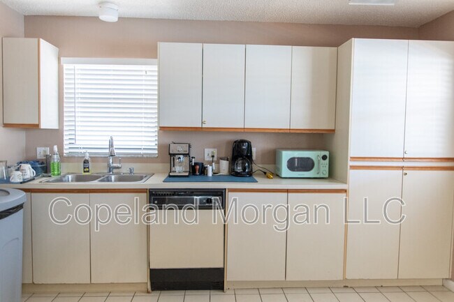 Building Photo - 1000 Cove Cay Dr